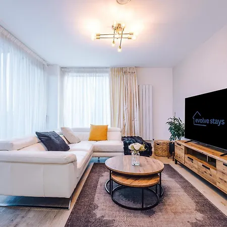 Free Parking, Centre 3bed Apartment, Balcony With Amazing Views, Sleeps 6 Apartment
