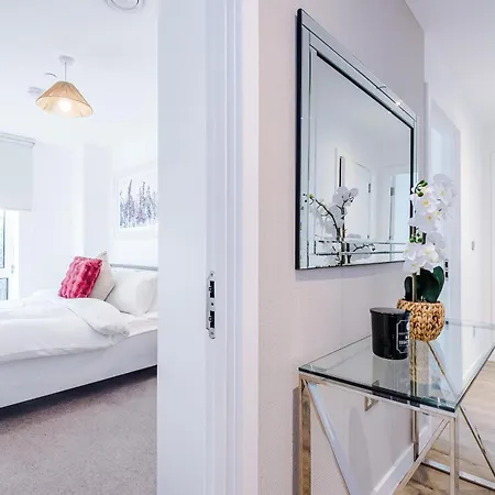 Free Parking, Centre 3bed Apartment, Balcony With Amazing Views, Sleeps 6 *