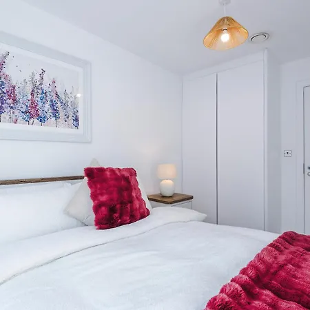 Free Parking, Centre 3bed Apartment, Balcony With Amazing Views, Sleeps 6 Manchester
