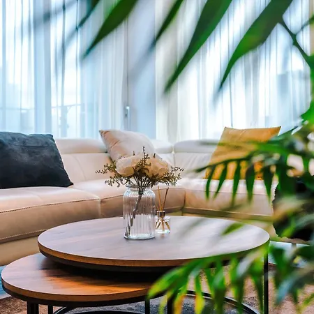 Free Parking, Centre 3bed Apartment, Balcony With Amazing Views, Sleeps 6 Apartment *