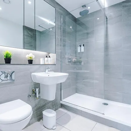 Free Parking, Centre 3bed Apartment, Balcony With Amazing Views, Sleeps 6 Apartment Manchester