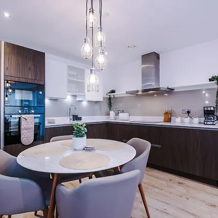 Apartment Free Parking, Centre 3bed Apartment, Balcony With Amazing Views, Sleeps 6