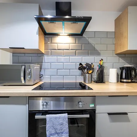 Apartment Stylish 2-bed Flat Steps From Tram Stop *