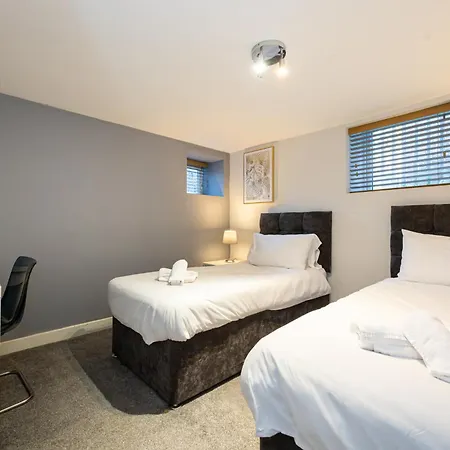 Stylish 2-bed Flat Steps From Tram Stop Manchester