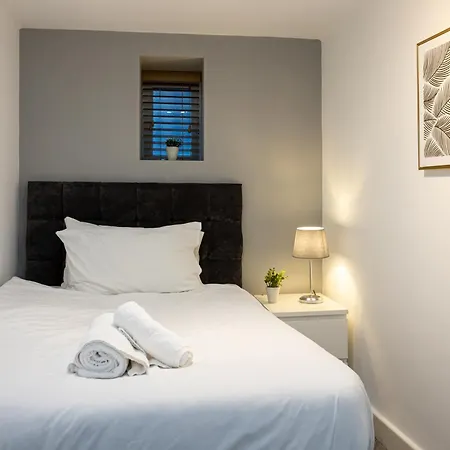 Stylish 2-bed Flat Steps From Tram Stop Apartment *