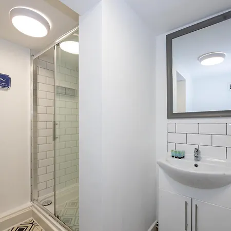 Stylish 2-bed Flat Steps From Tram Stop Manchester