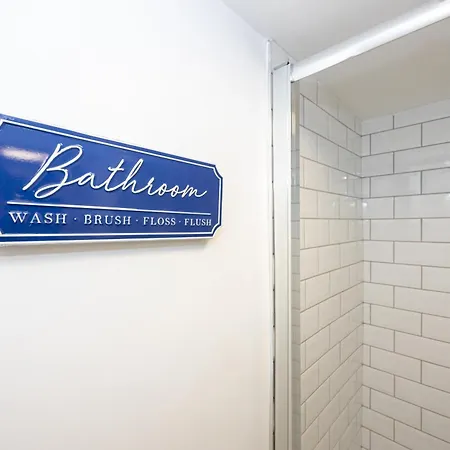 Stylish 2-bed Flat Steps From Tram Stop Apartment