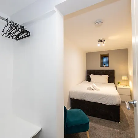 Stylish 2-bed Flat Steps From Tram Stop Apartment *