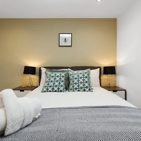 Spacious Modern 2 Bedroom Old Trafford & Free Parking