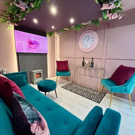 Manchester's Only Themed Slumber Party For 8 With Makeup Apartman *