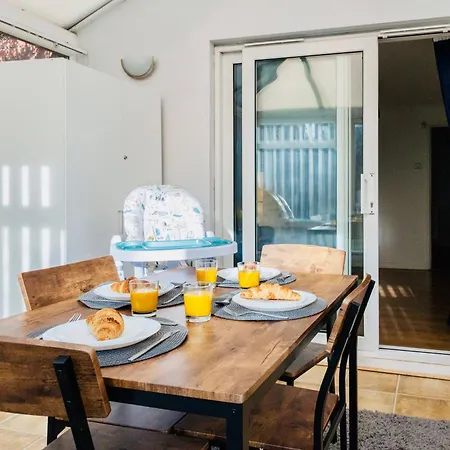 Comfy 3 Bed House By Airport, Perfect For Groups & Families Holiday home Manchester