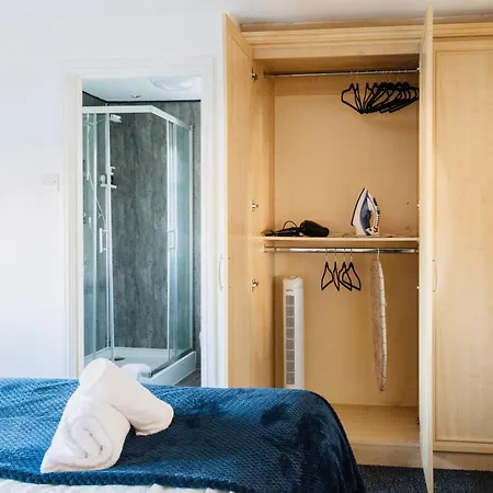 Comfy 3 Bed House By Airport, Perfect For Groups & Families