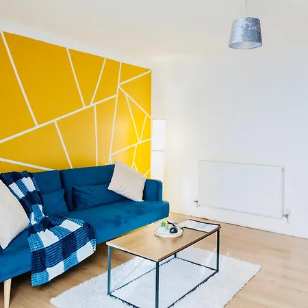 Comfy 3 Bed House By Airport, Perfect For Groups & Families Holiday home *