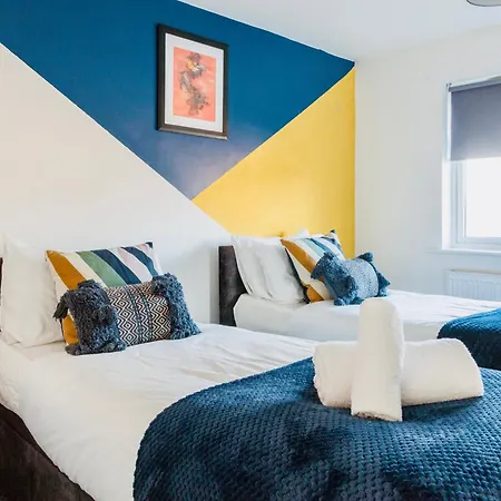 Holiday home Comfy 3 Bed House By Airport, Perfect For Groups & Families *