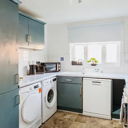 Comfy 3 Bed House By Airport, Perfect For Groups & Families *