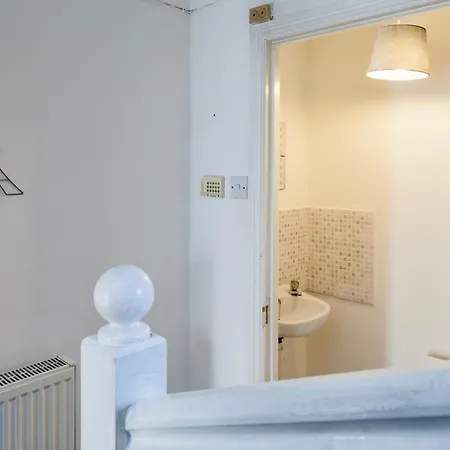 Holiday home Comfy 3 Bed House By Airport, Perfect For Groups & Families *