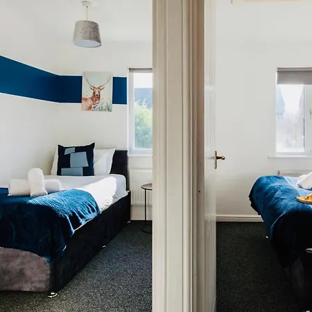 Comfy 3 Bed House By Airport, Perfect For Groups & Families Holiday home Manchester