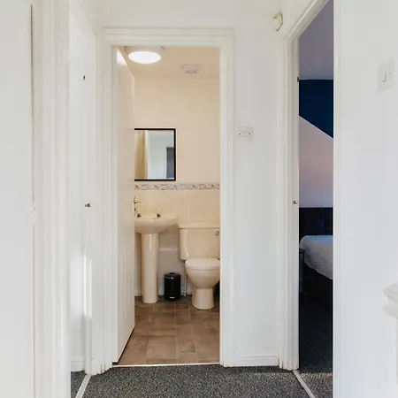 Comfy 3 Bed House By Airport, Perfect For Groups & Families Holiday home