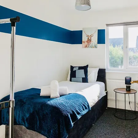 Holiday home Comfy 3 Bed House By Airport, Perfect For Groups & Families *