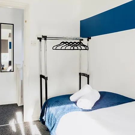 Holiday home Comfy 3 Bed House By Airport, Perfect For Groups & Families Manchester