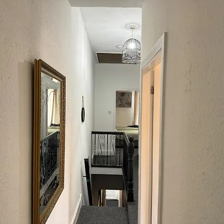 - House - Sleeps 6 - Parking - Garden
