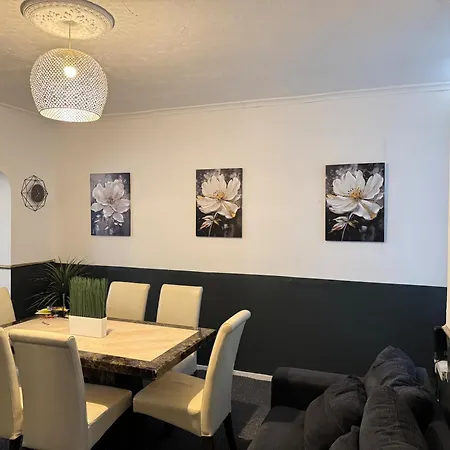 Holiday home - House - Sleeps 6 - Parking - Garden Manchester