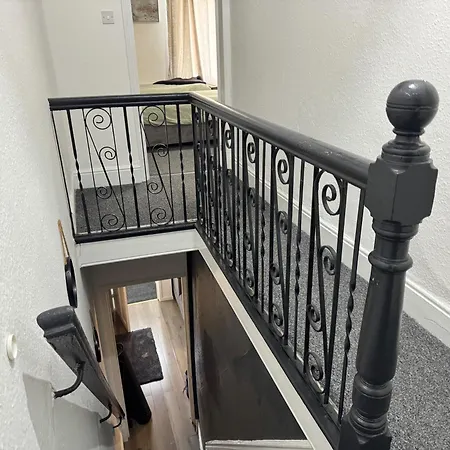 - House - Sleeps 6 - Parking - Garden * Manchester