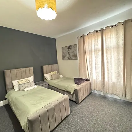 - House - Sleeps 6 - Parking - Garden