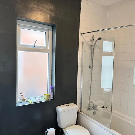 Holiday home - House - Sleeps 6 - Parking - Garden Manchester