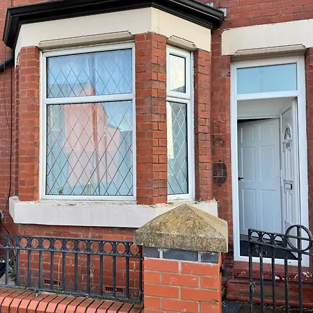 - House - Sleeps 6 - Parking - Garden