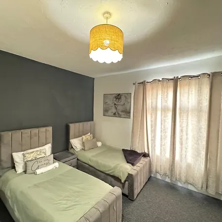 - House - Sleeps 6 - Parking - Garden Holiday home Manchester
