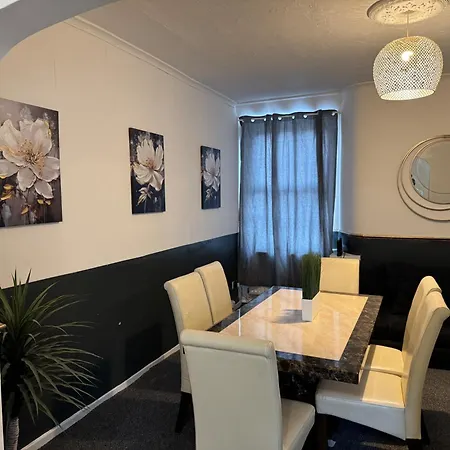 - House - Sleeps 6 - Parking - Garden