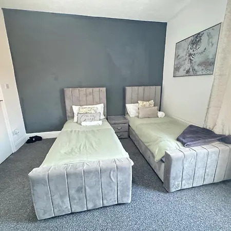 - House - Sleeps 6 - Parking - Garden *