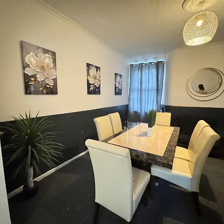 - House - Sleeps 6 - Parking - Garden