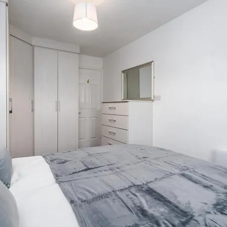 Cozy 2 Bed - Ideal For Long Stays, Relocators & Contractors - Free Parking - Sleeps 2 - By Old Trafford & Salford * Manchester