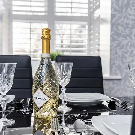 Cozy 2 Bed - Unlimited Wi-fi - Free Parking - Sleeps 6 - By Old Trafford Apartmán *