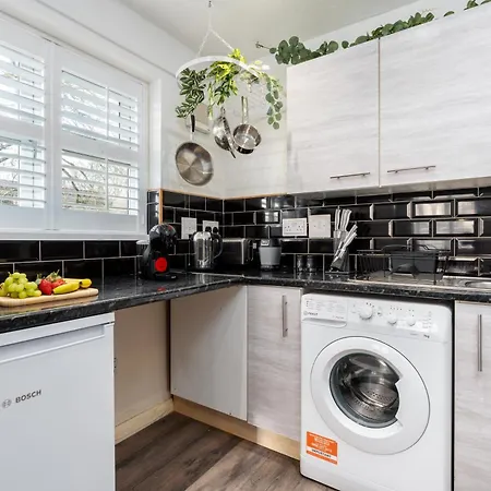 Cozy 2 Bed - Ideal For Long Stays, Relocators & Contractors - Free Parking - Sleeps 2 - By Old Trafford & Salford *