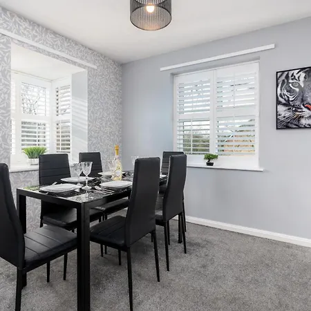 Cozy 2 Bed - Ideal For Long Stays, Relocators & Contractors - Free Parking - Sleeps 2 - By Old Trafford & Salford Apartment Manchester