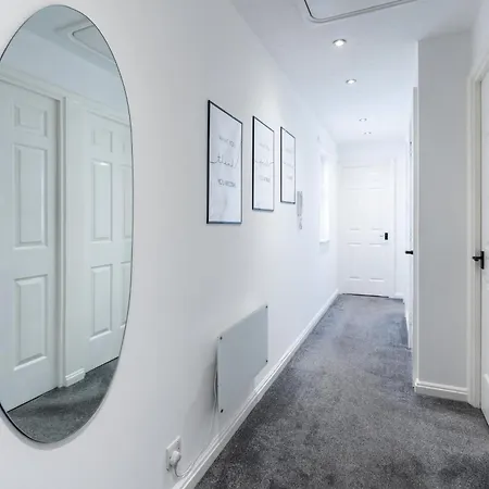 Cozy 2 Bed - Ideal For Long Stays, Relocators & Contractors - Free Parking - Sleeps 2 - By Old Trafford & Salford מנצ'סטר