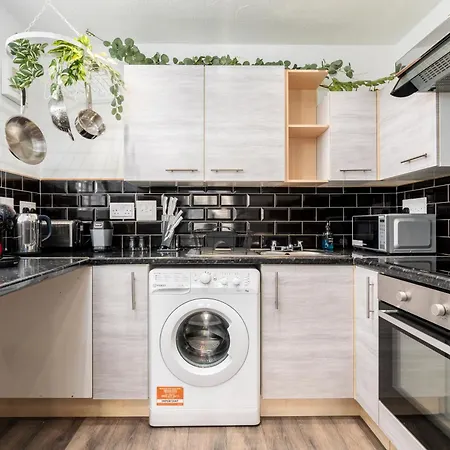 Cozy 2 Bed - Ideal For Long Stays, Relocators & Contractors - Free Parking - Sleeps 2 - By Old Trafford & Salford מנצ'סטר