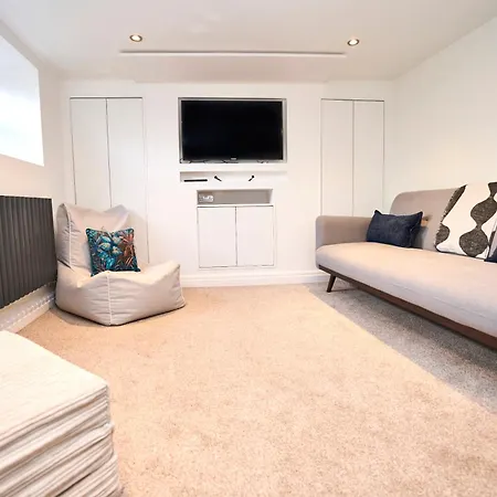 Nyaraló Relaxing With Basement Workspace & Golf Course View Manchester
