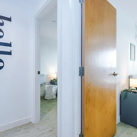 Sleeps 6, Stunning 2bed With Dart Board & Amazing Views Apartment Manchester