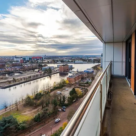 Apartment Sleeps 6, Stunning 2bed With Dart Board & Amazing Views *