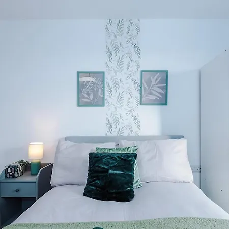 Apartment Sleeps 6, Stunning 2bed With Dart Board & Amazing Views *