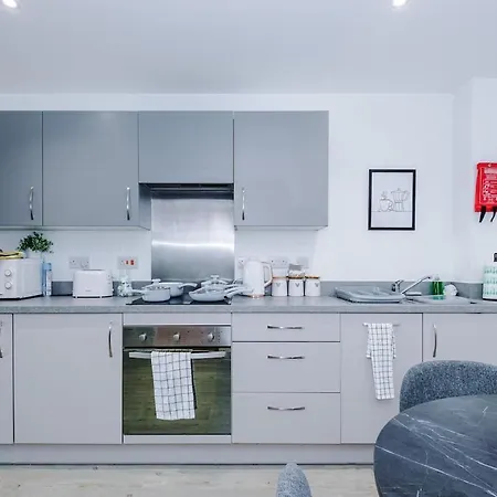 Apartment Sleeps 6, Stunning 2bed With Dart Board & Amazing Views *