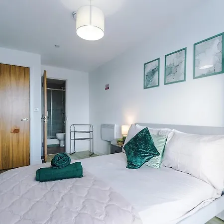 Apartment Sleeps 6, Stunning 2bed With Dart Board & Amazing Views Manchester
