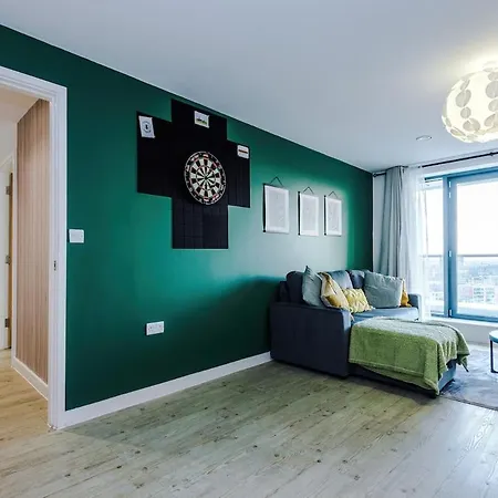 Sleeps 6, Stunning 2bed With Dart Board & Amazing Views Apartment *