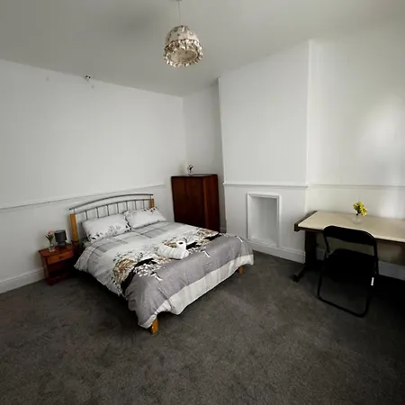 Guest house Double-bedroom In The Heart Of Salford Perfect For Short