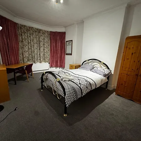 Double-bedroom In The Heart Of Salford Perfect For Short *
