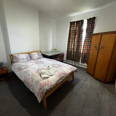 Guest house Double-bedroom In The Heart Of Salford Perfect For Short